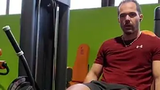 Exercice de leg extention avec Florent Genier dans une salle de sport